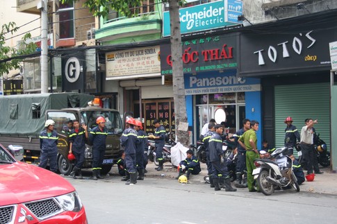 Một tiệm b&aacute;n phụ liệu uốn t&oacute;c sơn m&oacute;ng tay ch&aacute;y dữ dội, 7 người thiệt mạng. 5