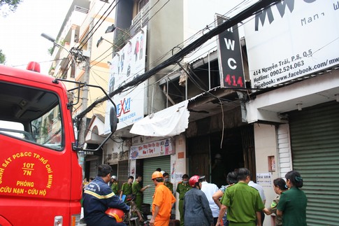 Một tiệm b&aacute;n phụ liệu uốn t&oacute;c sơn m&oacute;ng tay ch&aacute;y dữ dội, 7 người thiệt mạng. 6