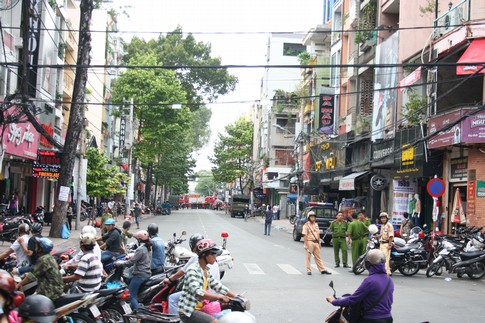 Một tiệm b&aacute;n phụ liệu uốn t&oacute;c sơn m&oacute;ng tay ch&aacute;y dữ dội, 7 người thiệt mạng. 7