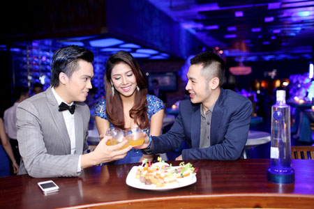 Gặp Hoa hậu Nguyễn Thị Loan vui vẻ ở quán bar 6