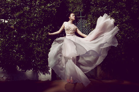 L&yacute; Nh&atilde; Kỳ ngọt ng&agrave;o với hoa hồng tr&ecirc;n đất Ph&aacute;p 7