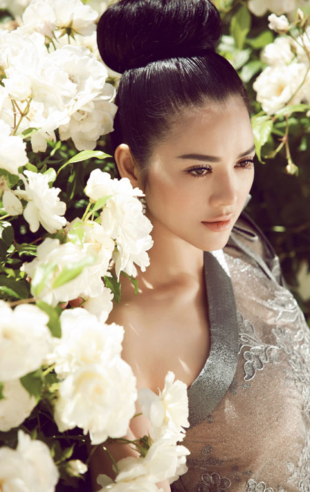 L&yacute; Nh&atilde; Kỳ ngọt ng&agrave;o với hoa hồng tr&ecirc;n đất Ph&aacute;p 4