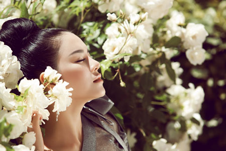 L&yacute; Nh&atilde; Kỳ ngọt ng&agrave;o với hoa hồng tr&ecirc;n đất Ph&aacute;p 5