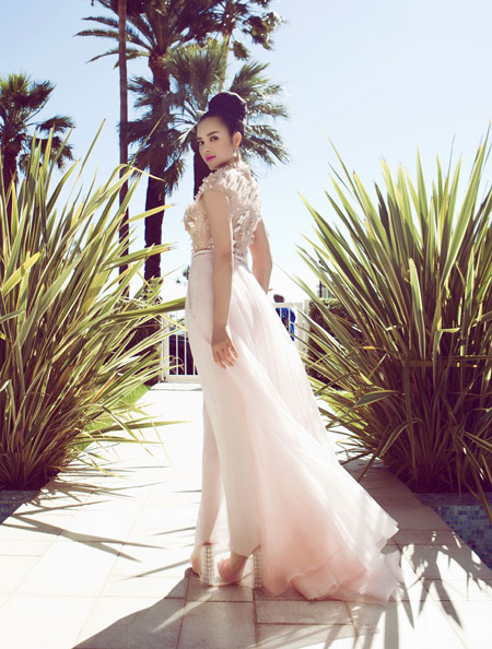 L&yacute; Nh&atilde; Kỳ ngọt ng&agrave;o với hoa hồng tr&ecirc;n đất Ph&aacute;p 9