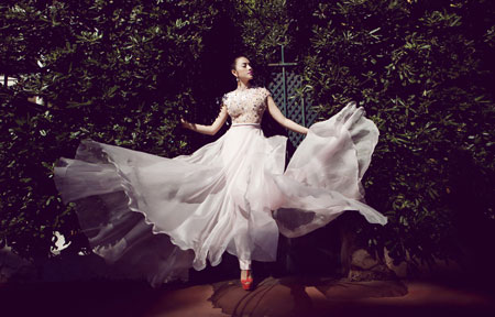 L&yacute; Nh&atilde; Kỳ ngọt ng&agrave;o với hoa hồng tr&ecirc;n đất Ph&aacute;p 8