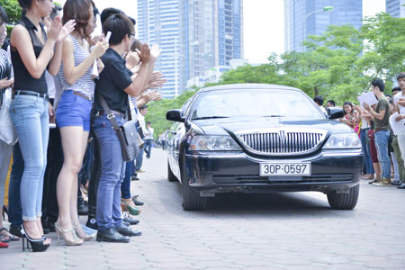 Thanh Hằng cưỡi Limousine đến casting Vietnam’s Next Top Model 2