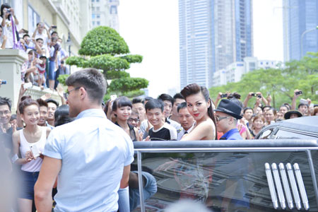 Thanh Hằng cưỡi Limousine đến casting Vietnam’s Next Top Model 5