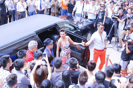 Thanh Hằng cưỡi Limousine đến casting Vietnam’s Next Top Model 7