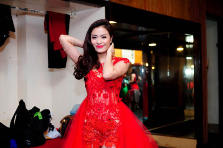 Ho&agrave;ng Th&ugrave;y Linh khoe ch&acirc;n nuột n&agrave; ở B&agrave;i h&aacute;t y&ecirc;u th&iacute;ch 1