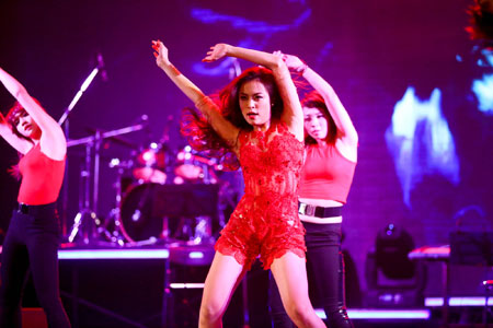 Ho&agrave;ng Th&ugrave;y Linh khoe ch&acirc;n nuột n&agrave; ở B&agrave;i h&aacute;t y&ecirc;u th&iacute;ch 10