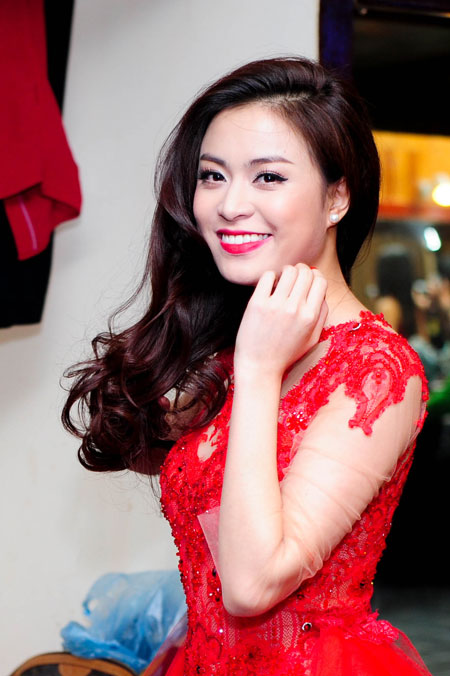 Ho&agrave;ng Th&ugrave;y Linh khoe ch&acirc;n nuột n&agrave; ở B&agrave;i h&aacute;t y&ecirc;u th&iacute;ch 2