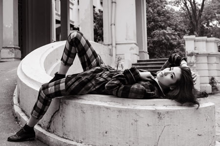 Phong c&aacute;ch thời trang đường phố "cực chất" của &Aacute; hậu T&uacute; Anh 4