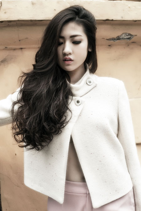 Phong c&aacute;ch thời trang đường phố "cực chất" của &Aacute; hậu T&uacute; Anh 5