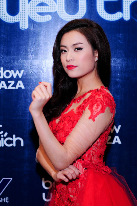 Ho&agrave;ng Th&ugrave;y Linh khoe ch&acirc;n nuột n&agrave; ở B&agrave;i h&aacute;t y&ecirc;u th&iacute;ch 6