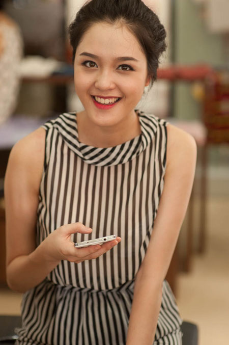 &Aacute; hậu Ho&agrave;ng Anh trẻ trung với trang phục c&ocirc;ng sở 10