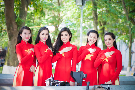 Người đẹp Việt khoe sắc rạng rỡ với &aacute;o d&agrave;i cờ đỏ sao v&agrave;ng 10