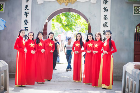 Người đẹp Việt khoe sắc rạng rỡ với &aacute;o d&agrave;i cờ đỏ sao v&agrave;ng 11