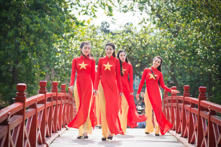Người đẹp Việt khoe sắc rạng rỡ với &aacute;o d&agrave;i cờ đỏ sao v&agrave;ng 12
