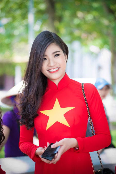 Người đẹp Việt khoe sắc rạng rỡ với &aacute;o d&agrave;i cờ đỏ sao v&agrave;ng 3