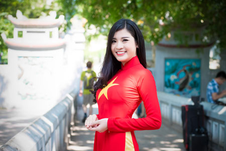 Người đẹp Việt khoe sắc rạng rỡ với &aacute;o d&agrave;i cờ đỏ sao v&agrave;ng 2