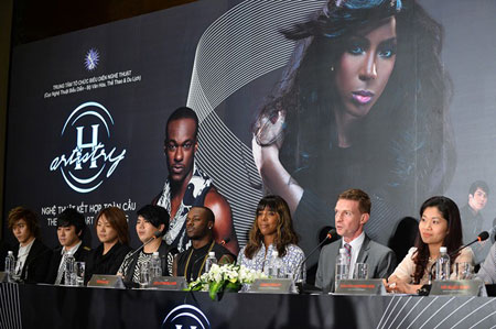 Trang Pháp biểu diễn cùng nữ ca sĩ đoạt 4 giải Grammy Kelly Rowland 1