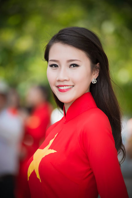 Người đẹp Việt khoe sắc rạng rỡ với &aacute;o d&agrave;i cờ đỏ sao v&agrave;ng 4