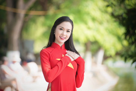 Người đẹp Việt khoe sắc rạng rỡ với &aacute;o d&agrave;i cờ đỏ sao v&agrave;ng 5