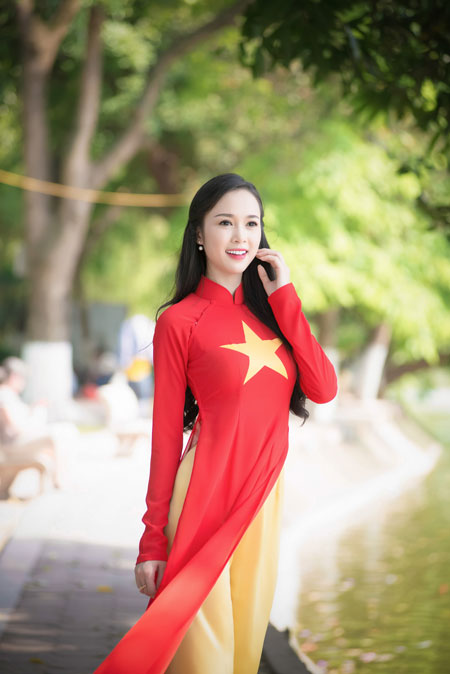 Người đẹp Việt khoe sắc rạng rỡ với &aacute;o d&agrave;i cờ đỏ sao v&agrave;ng 6