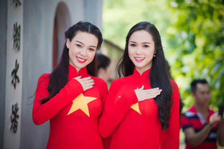 Người đẹp Việt khoe sắc rạng rỡ với &aacute;o d&agrave;i cờ đỏ sao v&agrave;ng 7
