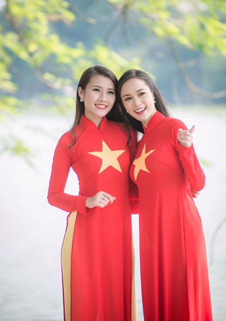 Người đẹp Việt khoe sắc rạng rỡ với &aacute;o d&agrave;i cờ đỏ sao v&agrave;ng 8