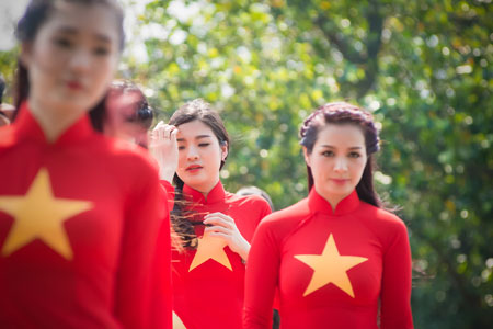 Người đẹp Việt khoe sắc rạng rỡ với &aacute;o d&agrave;i cờ đỏ sao v&agrave;ng 9