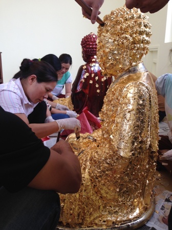 Cận cảnh việc dát vàng ba pho tượng Tam Thế Phật  7