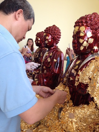 Cận cảnh việc dát vàng ba pho tượng Tam Thế Phật  4