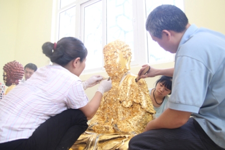 Cận cảnh việc dát vàng ba pho tượng Tam Thế Phật  6