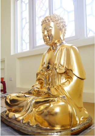 Cận cảnh việc dát vàng ba pho tượng Tam Thế Phật  9