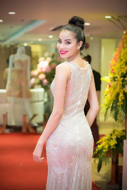 Hoa hậu Diễm Hương xuất hiện xinh đẹp tại Hà Nội 11