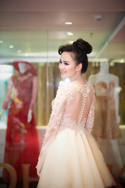 Hoa hậu Diễm Hương xuất hiện xinh đẹp tại Hà Nội 3