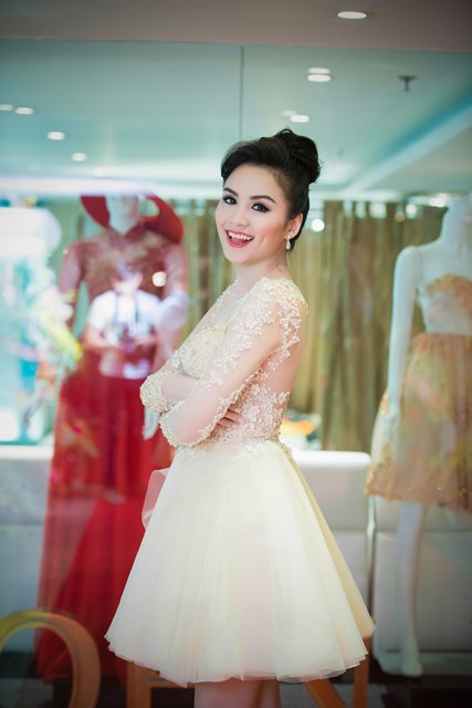 Hoa hậu Diễm Hương xuất hiện xinh đẹp tại Hà Nội 4