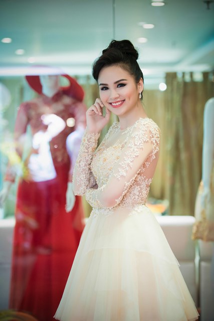 Hoa hậu Diễm Hương xuất hiện xinh đẹp tại Hà Nội 5