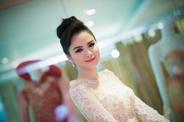 Hoa hậu Diễm Hương xuất hiện xinh đẹp tại Hà Nội 6