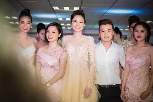 Hoa hậu Diễm Hương xuất hiện xinh đẹp tại Hà Nội 9