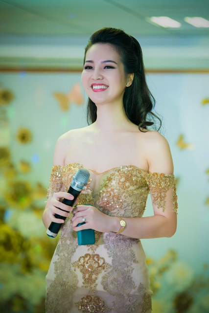 Hoa hậu Diễm Hương xuất hiện xinh đẹp tại Hà Nội 10