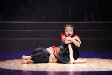 Bước nhảy Hoàn vũ Nhí: Ấn tượng với bài múa và tài đối đáp của hai chị em 1