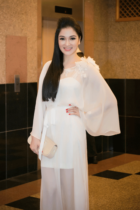 Hoa hậu Nguyễn Thị Huyền nổi bật với vẻ xinh đẹp quý phái 2