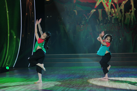 Bước nhảy Hoàn vũ Nhí: Ấn tượng với bài múa và tài đối đáp của hai chị em 6
