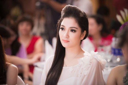 Hoa hậu Nguyễn Thị Huyền nổi bật với vẻ xinh đẹp quý phái 5