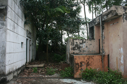 Tận thấy "ng&ocirc;i nh&agrave; ma" ở H&ograve;a B&igrave;nh 11