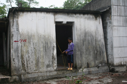 Tận thấy "ng&ocirc;i nh&agrave; ma" ở H&ograve;a B&igrave;nh 12