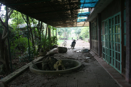 Tận thấy "ng&ocirc;i nh&agrave; ma" ở H&ograve;a B&igrave;nh 14