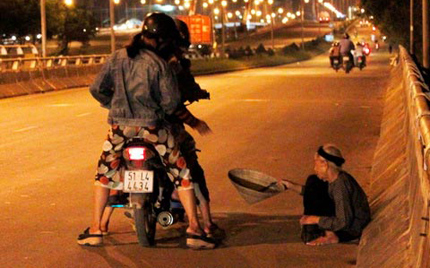 Q&ugrave;a Tết "khủng" v&agrave; nỗi x&oacute;t xa đ&oacute;i ngh&egrave;o  1